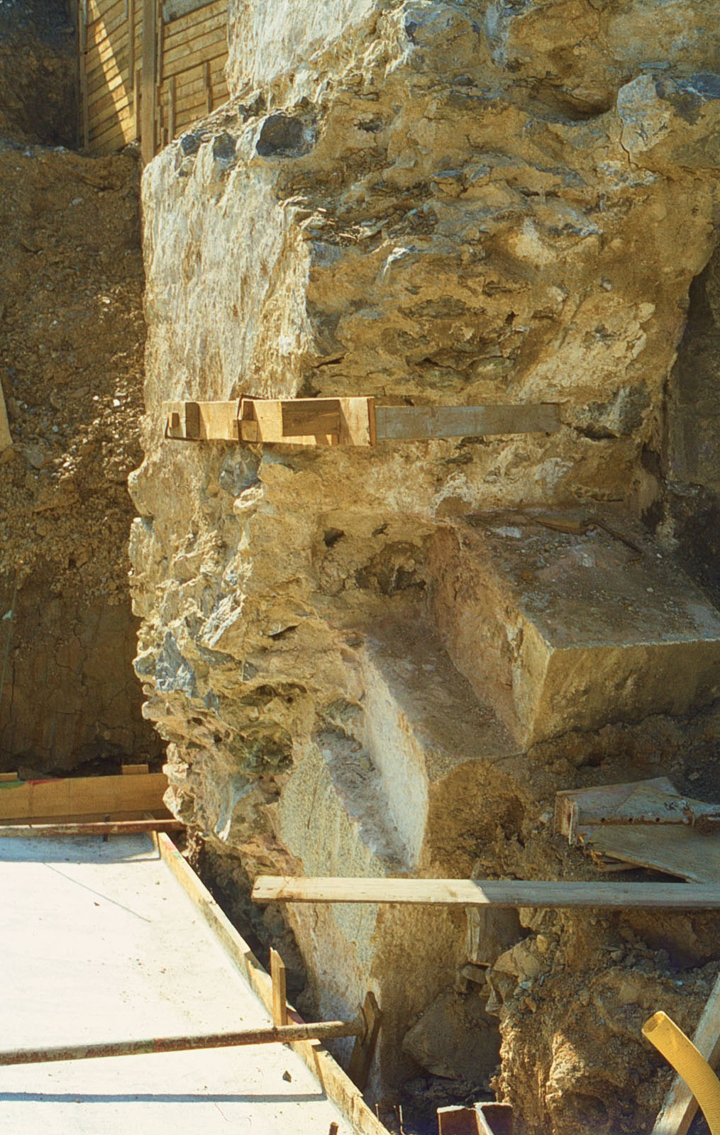 Reste des Bogens, im Hintergrund der Berliner Verbau