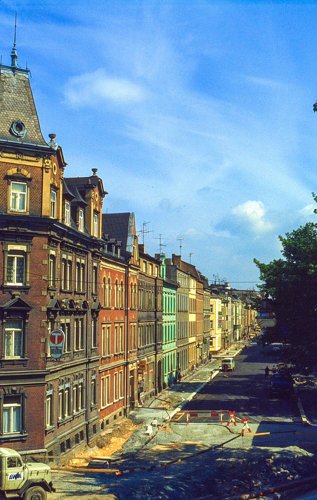Blick in die Altstadt, mit Oltimer LKW