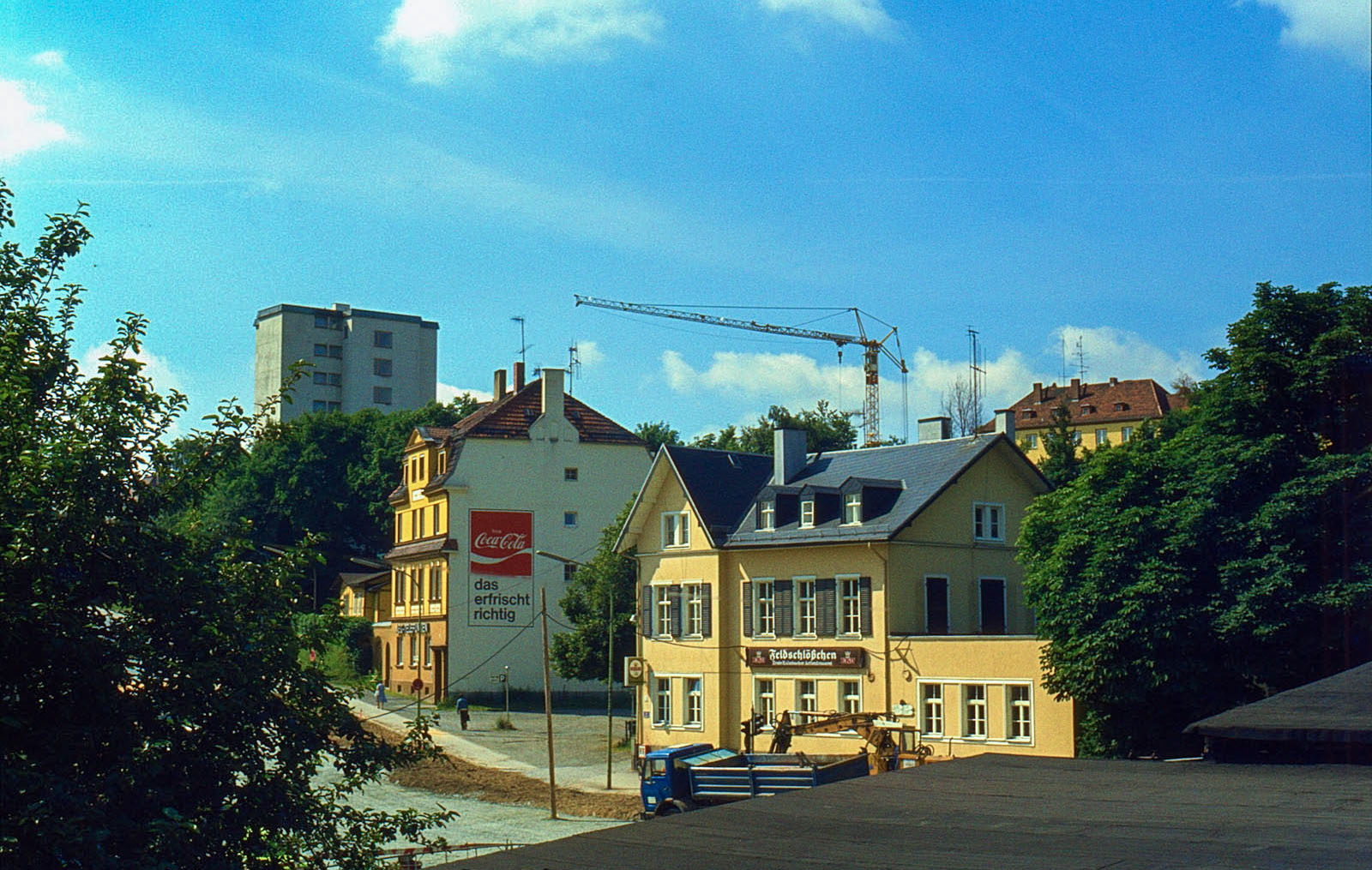 westlich der Brücke