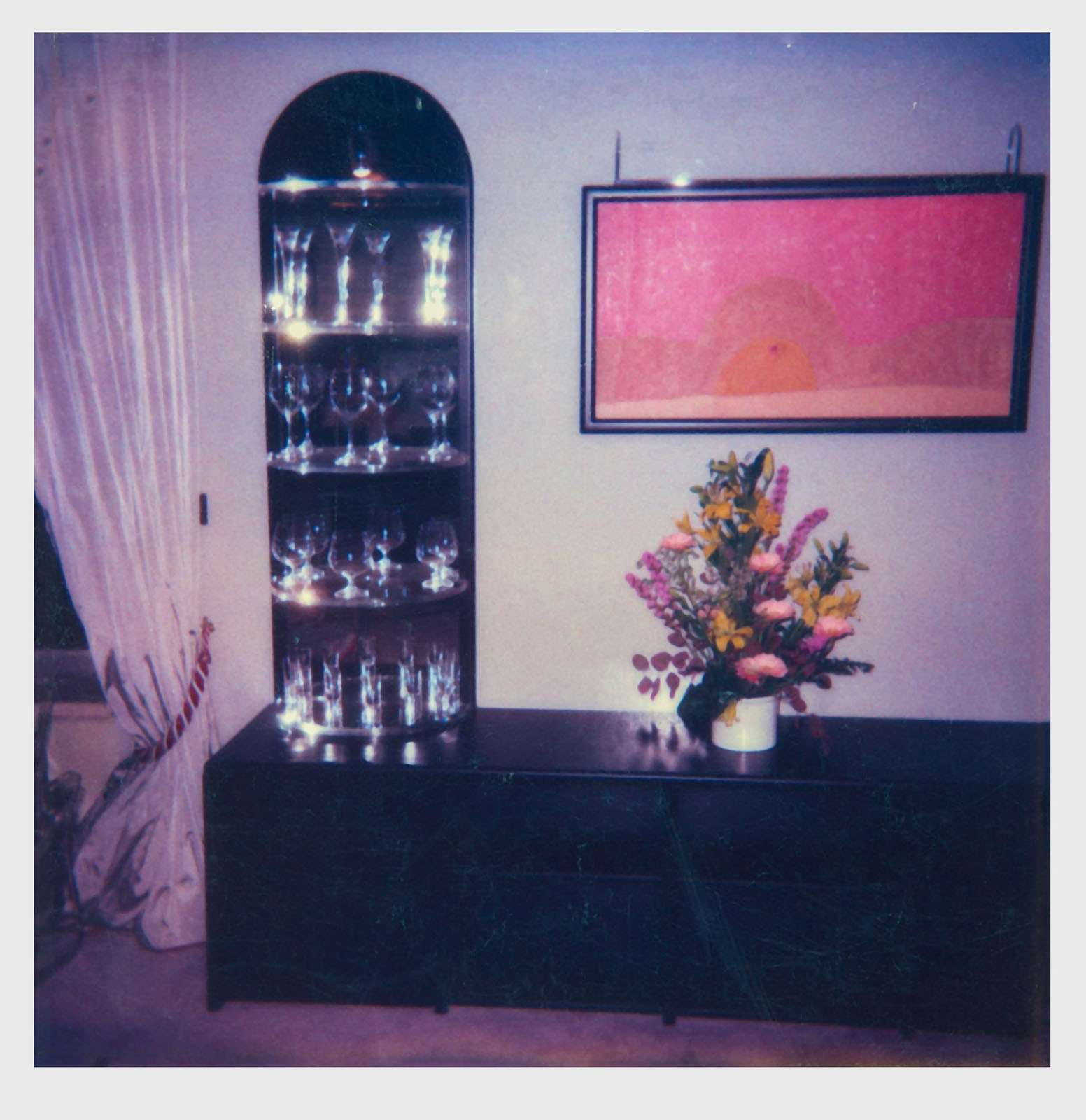 Wohnen mit Soffittenlampen über den Bildern seines Bruders Wohnen mit Soffittenlampen über den Bildern seines Bruders