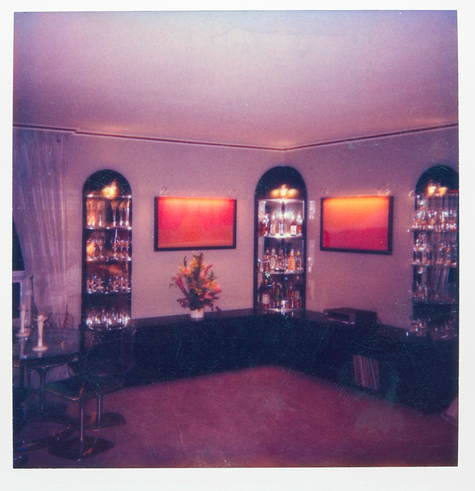 Wohnen mit Soffittenlampen über den Bildern seines Bruders Wohnen mit Soffittenlampen über den Bildern seines Bruders