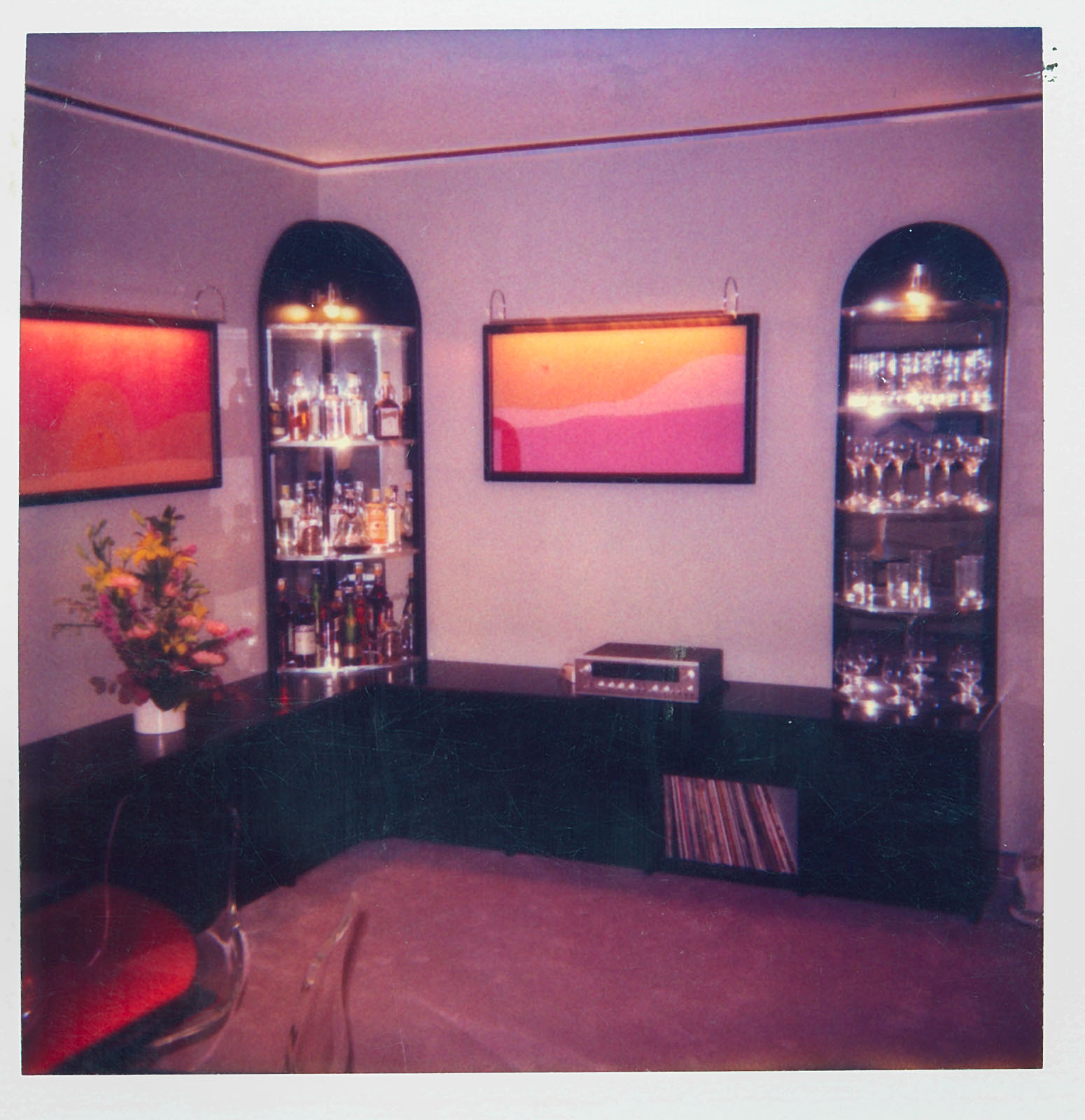 Wohnen mit Soffittenlampen über den Bildern seines Bruders Wohnen mit Soffittenlampe