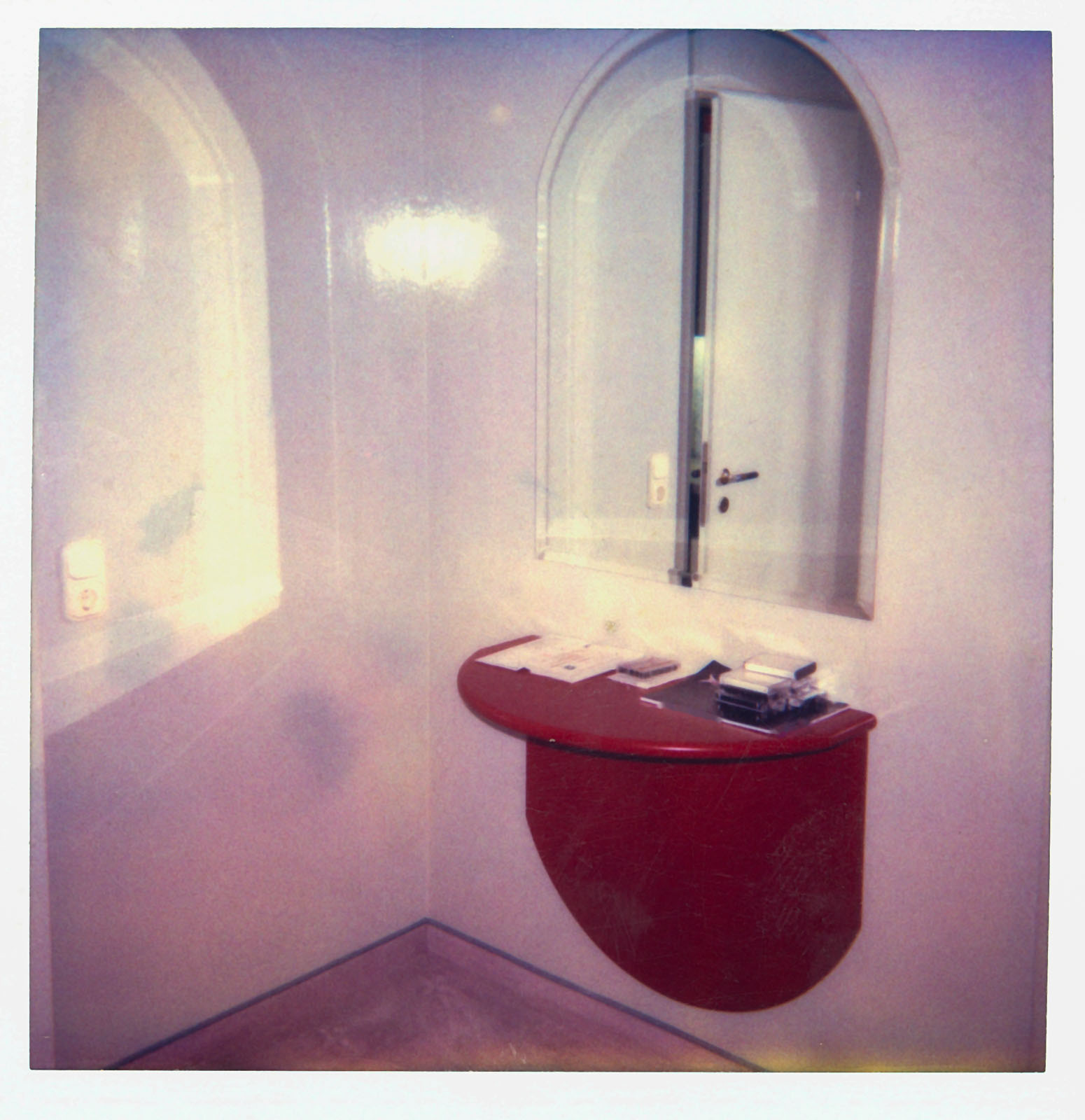 Diele mit Ablage in Opium-Parfum-Flaschenfarbe und darüber passend ein facettierter Spiegel Diele mit Ablage in Opium-Parfum-Flaschenfarbe und darüber passend ein facettierter Spiegel