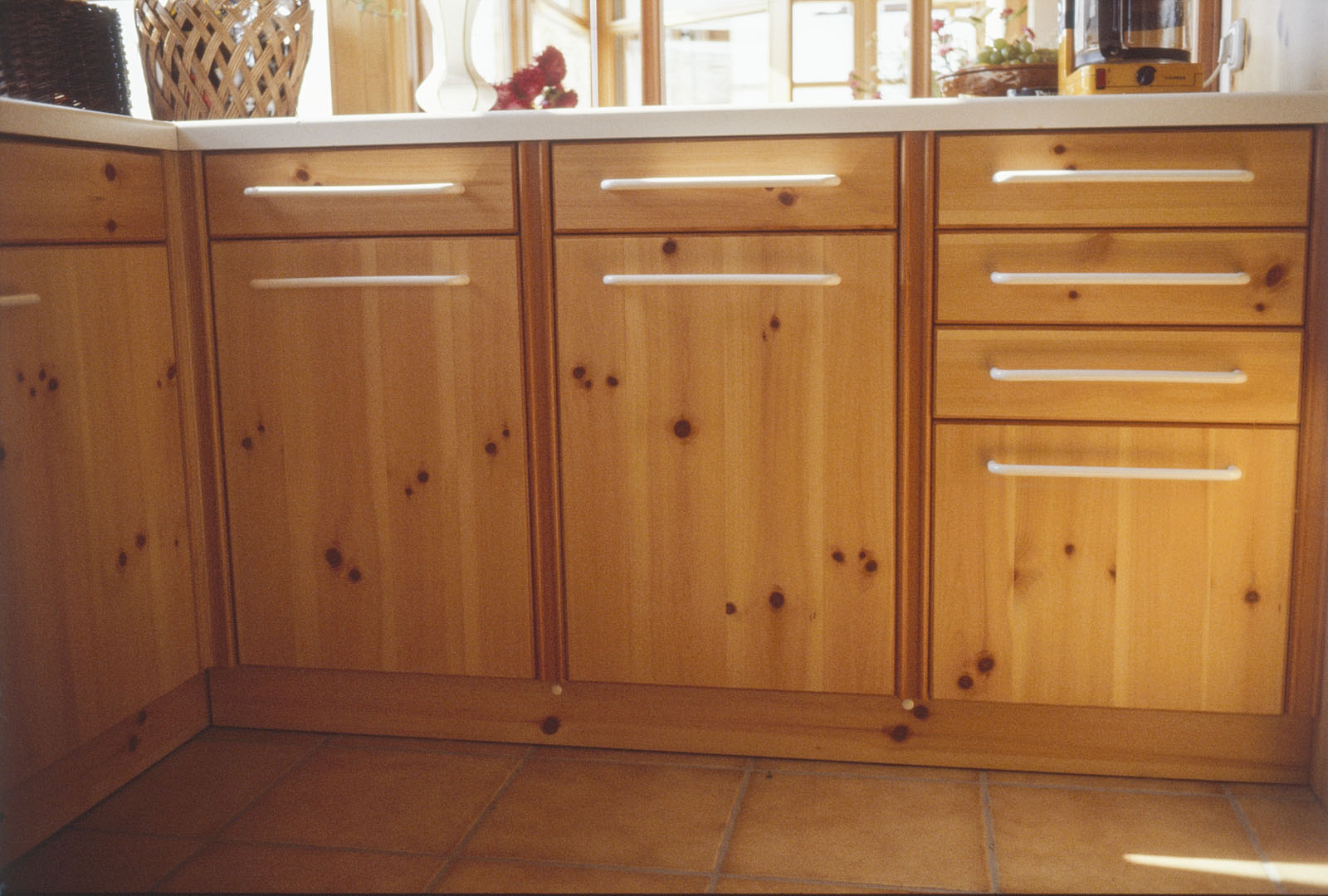 massive Lärchenstützen und furnierten Pinien-Fronten massive Lärchenstützen und furnierten Pinien-Fronten