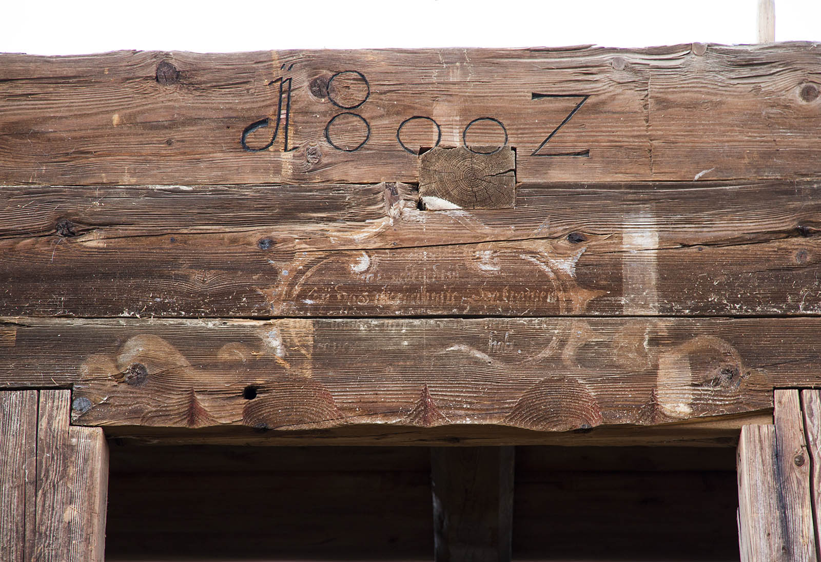 Schriften am Troadkasten kaum lesbare Schriften am Troadkasten