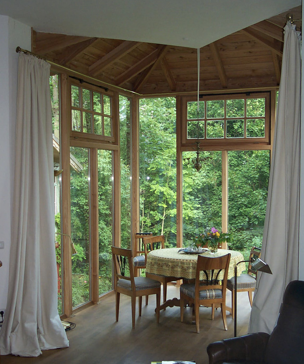 vorgelagerter verglaster Bereich über Eck