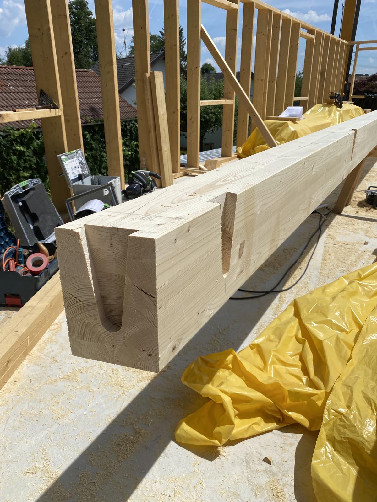 Randbalken mit Schwalbe für die abknickende Verlängerung im Osten