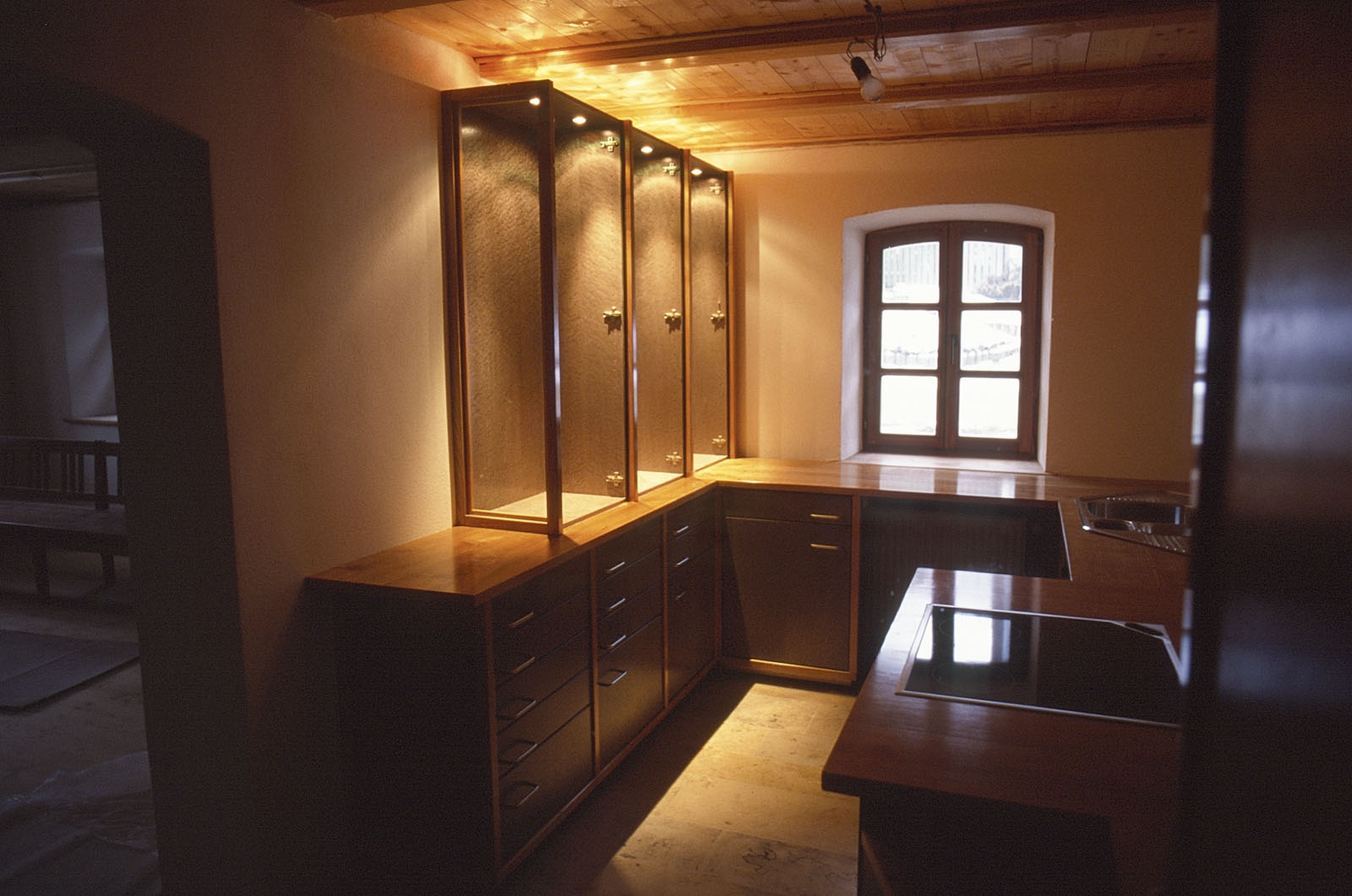 Küche im Aufbau Küche im Aufbau mit unverglaster Vitrine