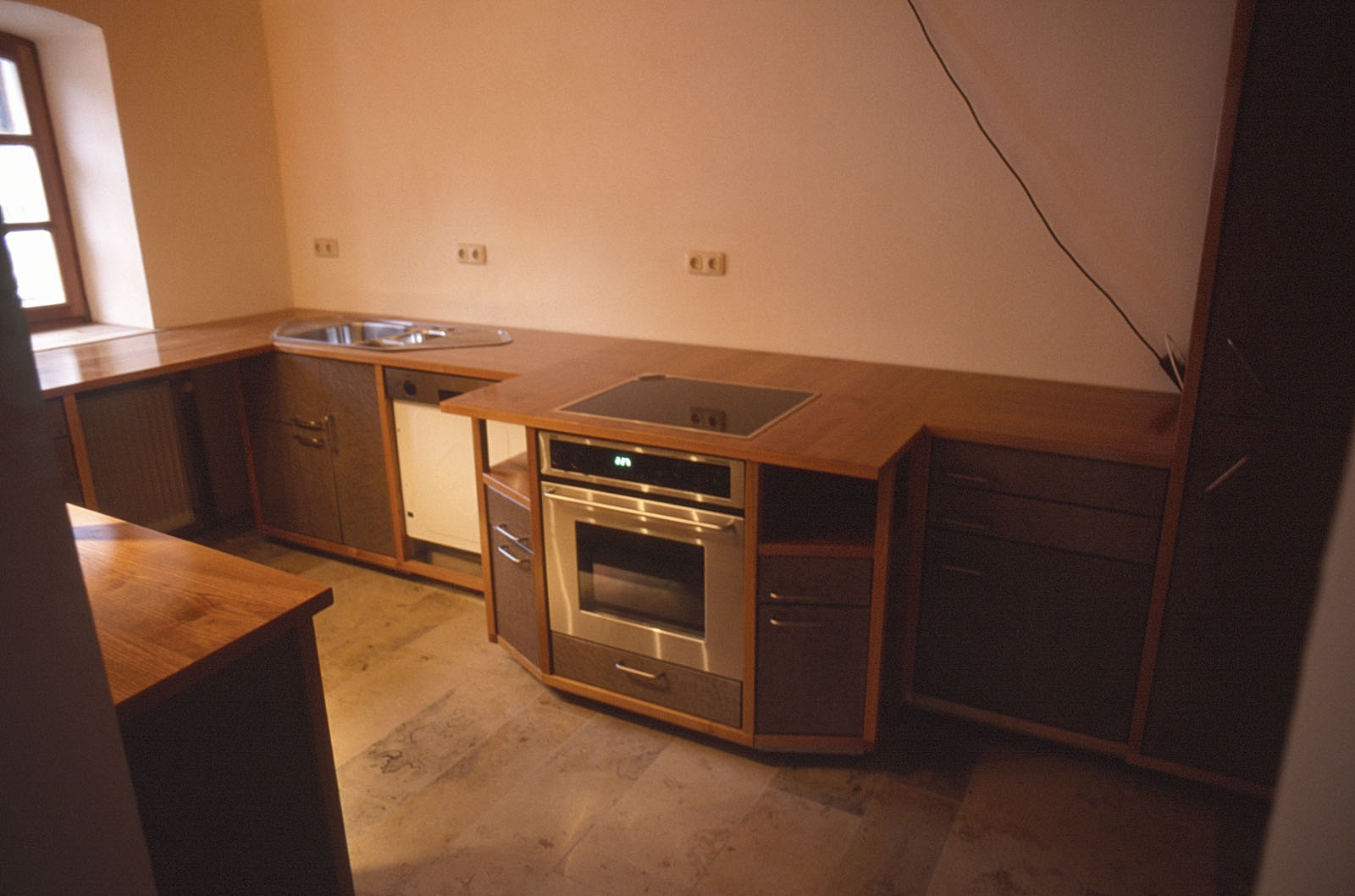 gut beleuchtet - mit Halogenleuchten gut beleuchtet - mit Halogenleuchten