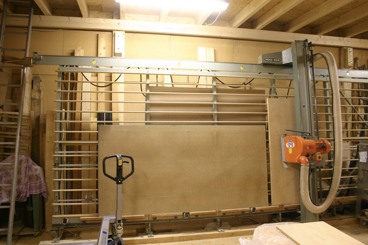 Plattensäge ist justiert und leistet ihren Dienst Plattensäge ist justiert und leistet ihren Dienst