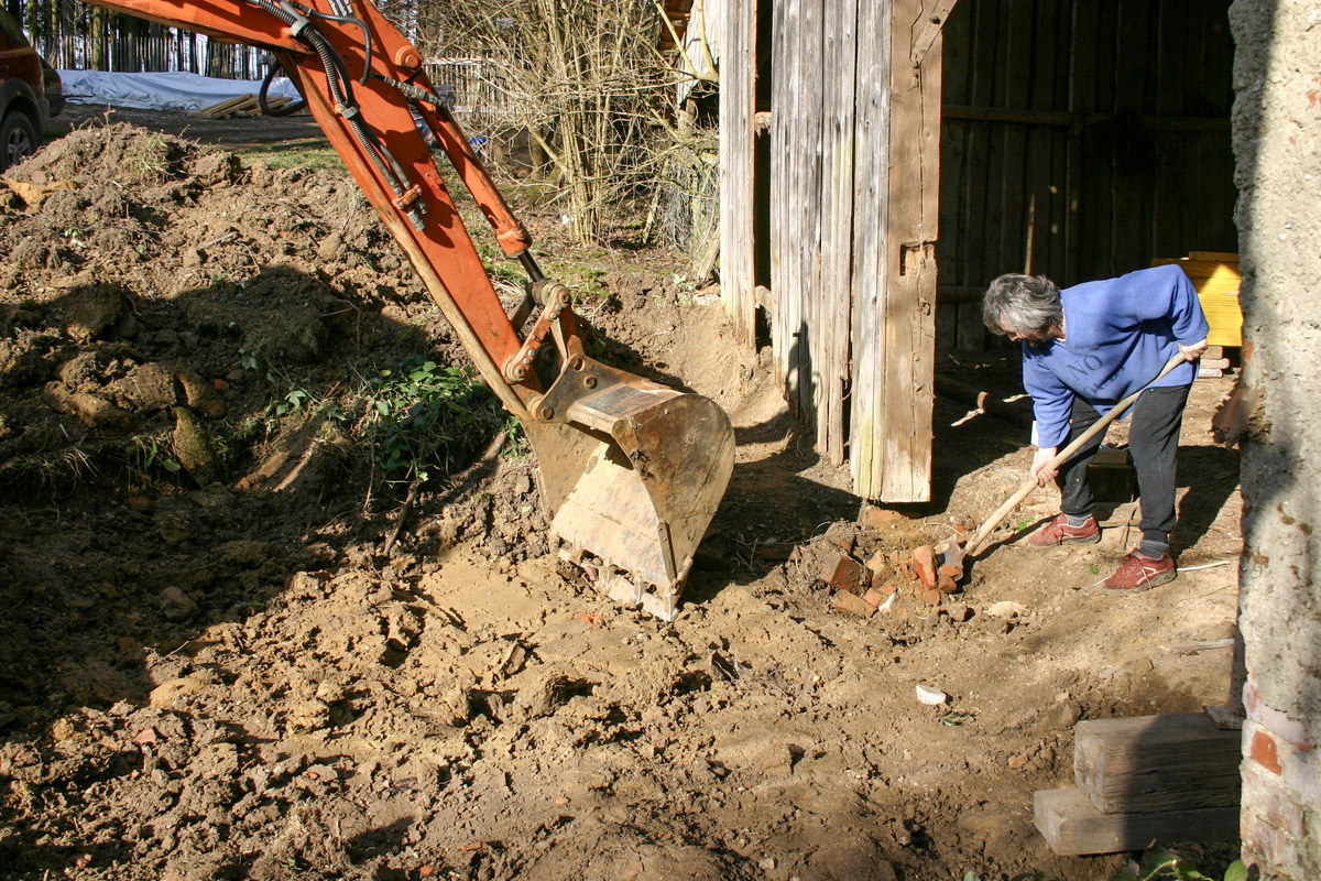 Bereiche der neuen Fundamente freilegen
