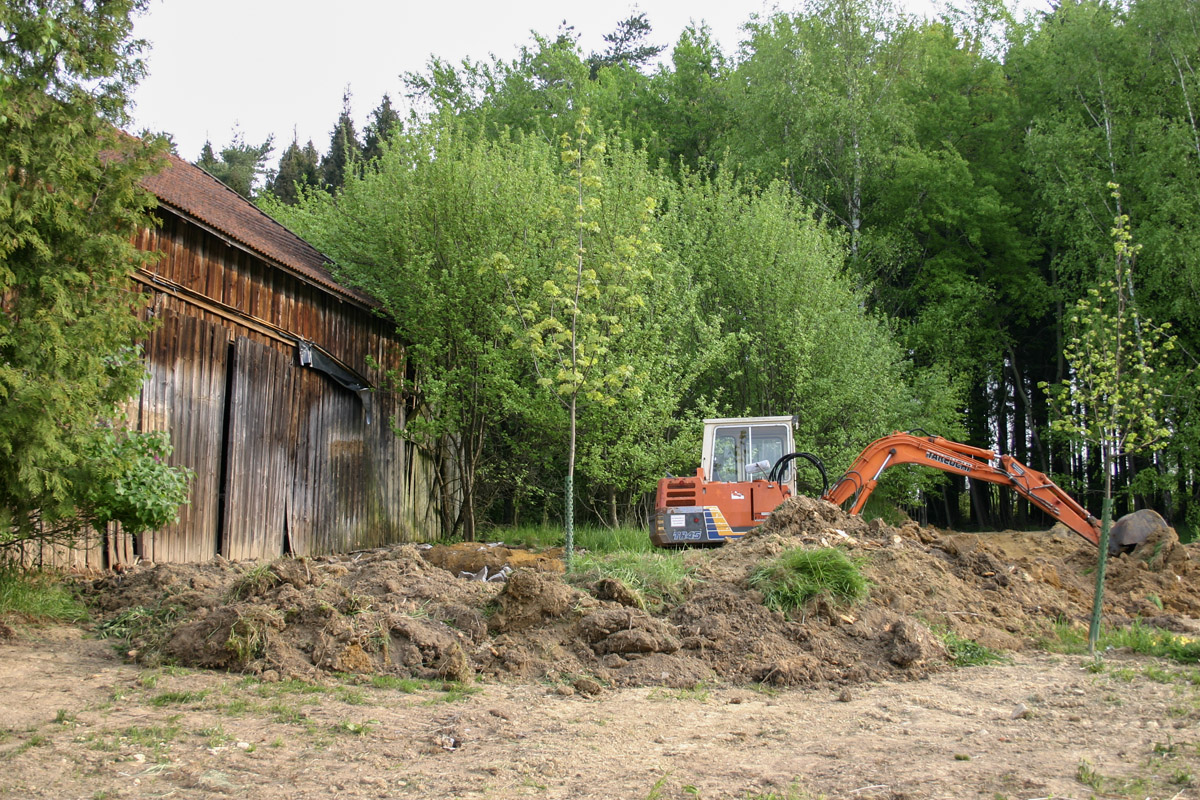 Ostseite mit massiven Erdbewegungen Ostseite mit massiven Erdbewegungen