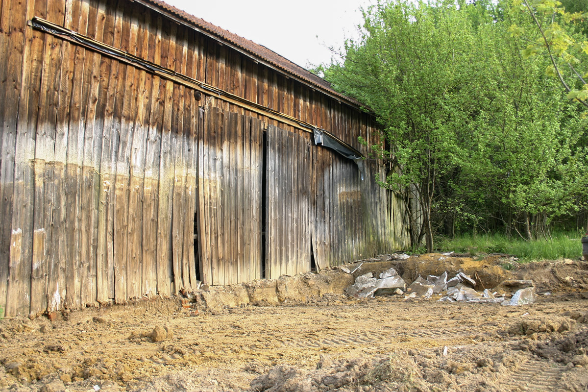 man sieht den dem Hang angepassten Stadel