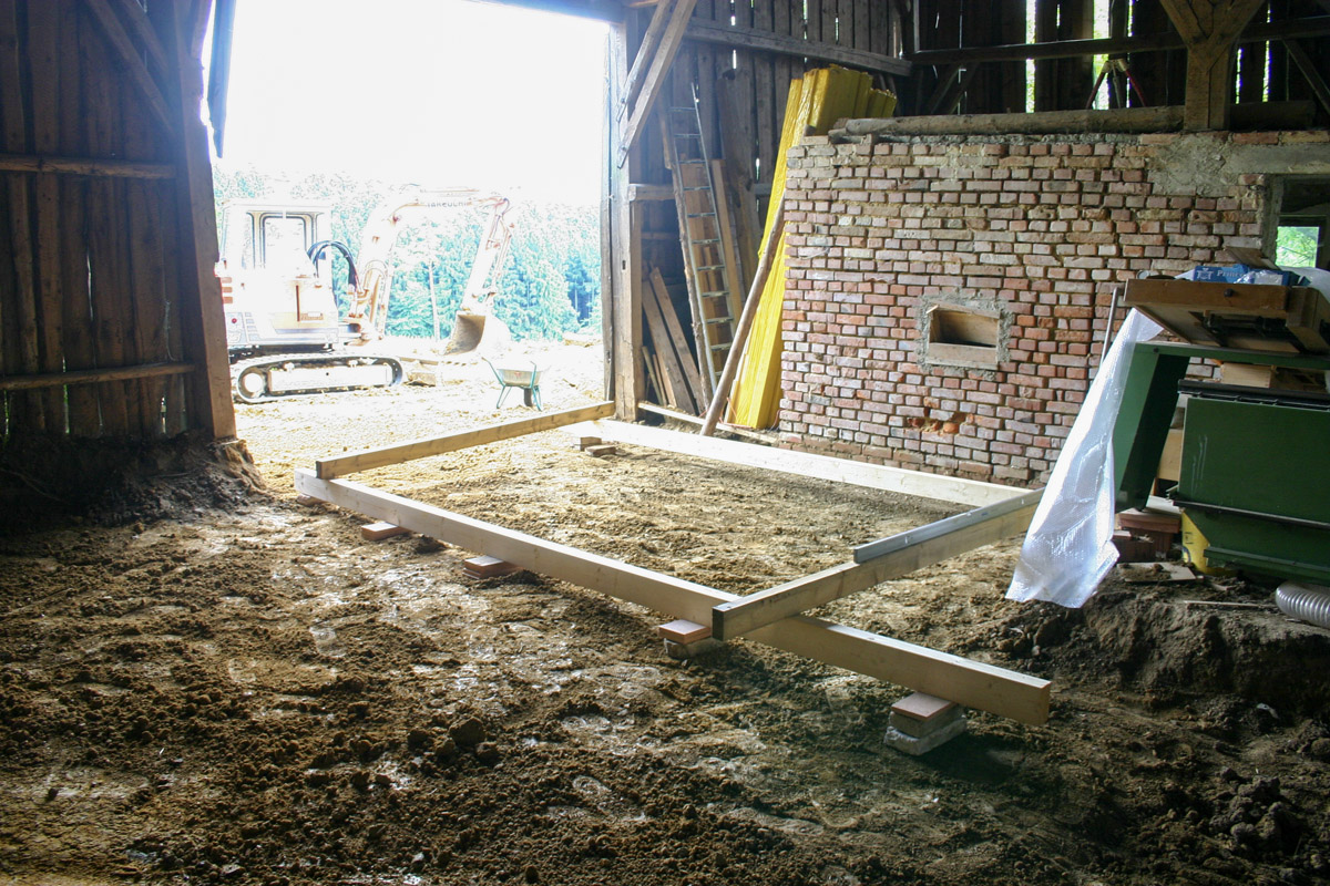 die alte Mauerwerkswand der ehemaligen Schreinerei die alte Mauerwerkswand der ehemaligen Schreinerei