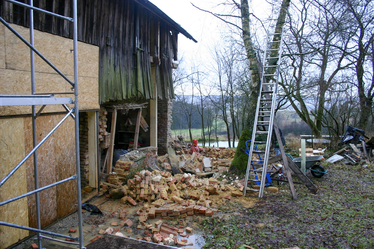 Gerüst halb rückgebaut - wegen Mauersturz