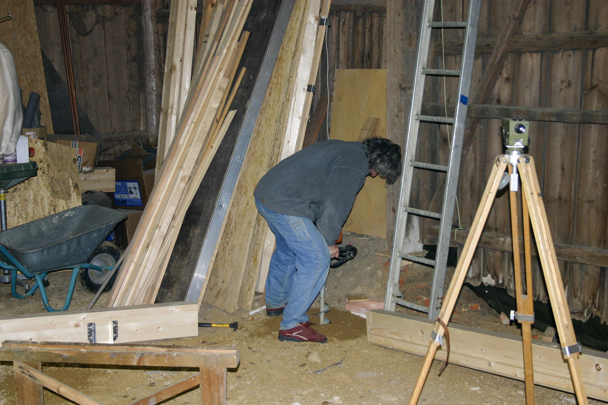 weitere Löcher für Fundamente bohren