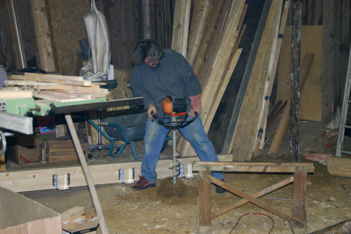 weitere Löcher für Fundamente bohren