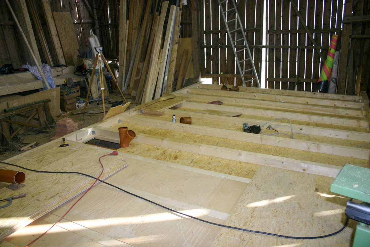 Rohre im - unter dem Boden bereits platziert