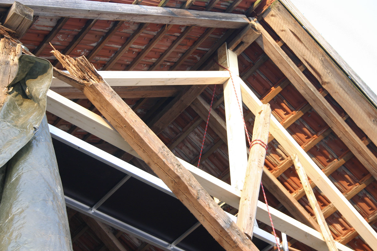 morsches Gebälk wird abgeseilt