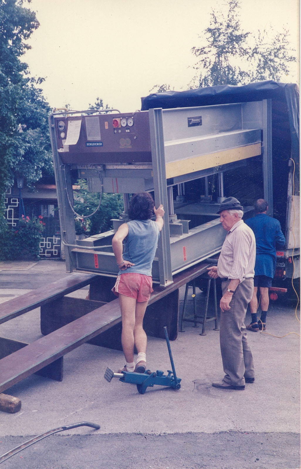 beim Verladen der Furnierpresse beim Verladen der Furnierpresse