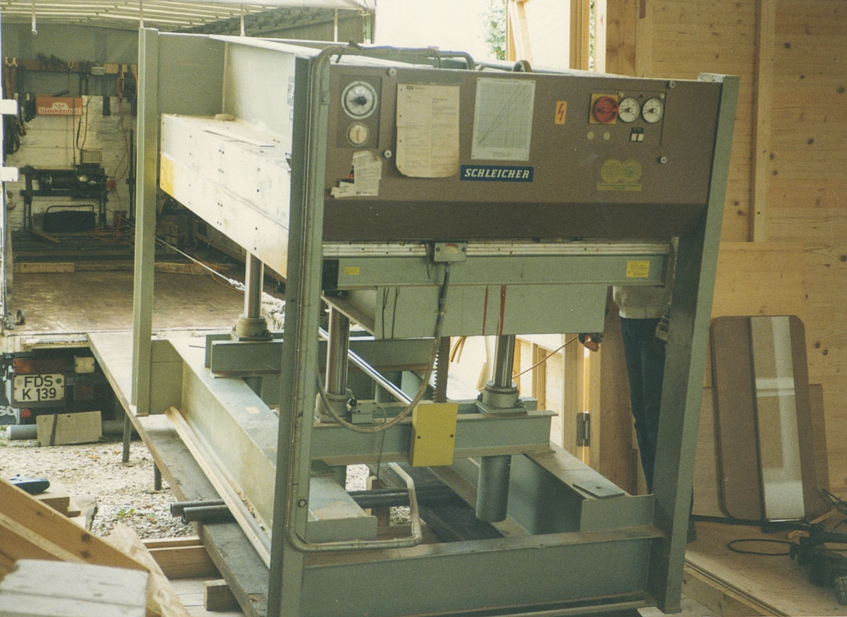 vorletzter Umzug der Furnierpresse vorletzter Umzug der Furnierpresse