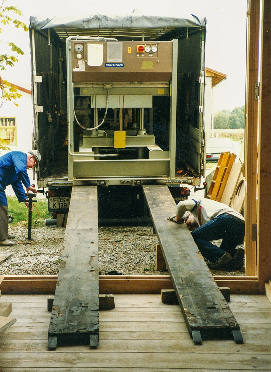 vorletzter Umzug der Furnierpresse vorletzter Umzug der Furnierpresse